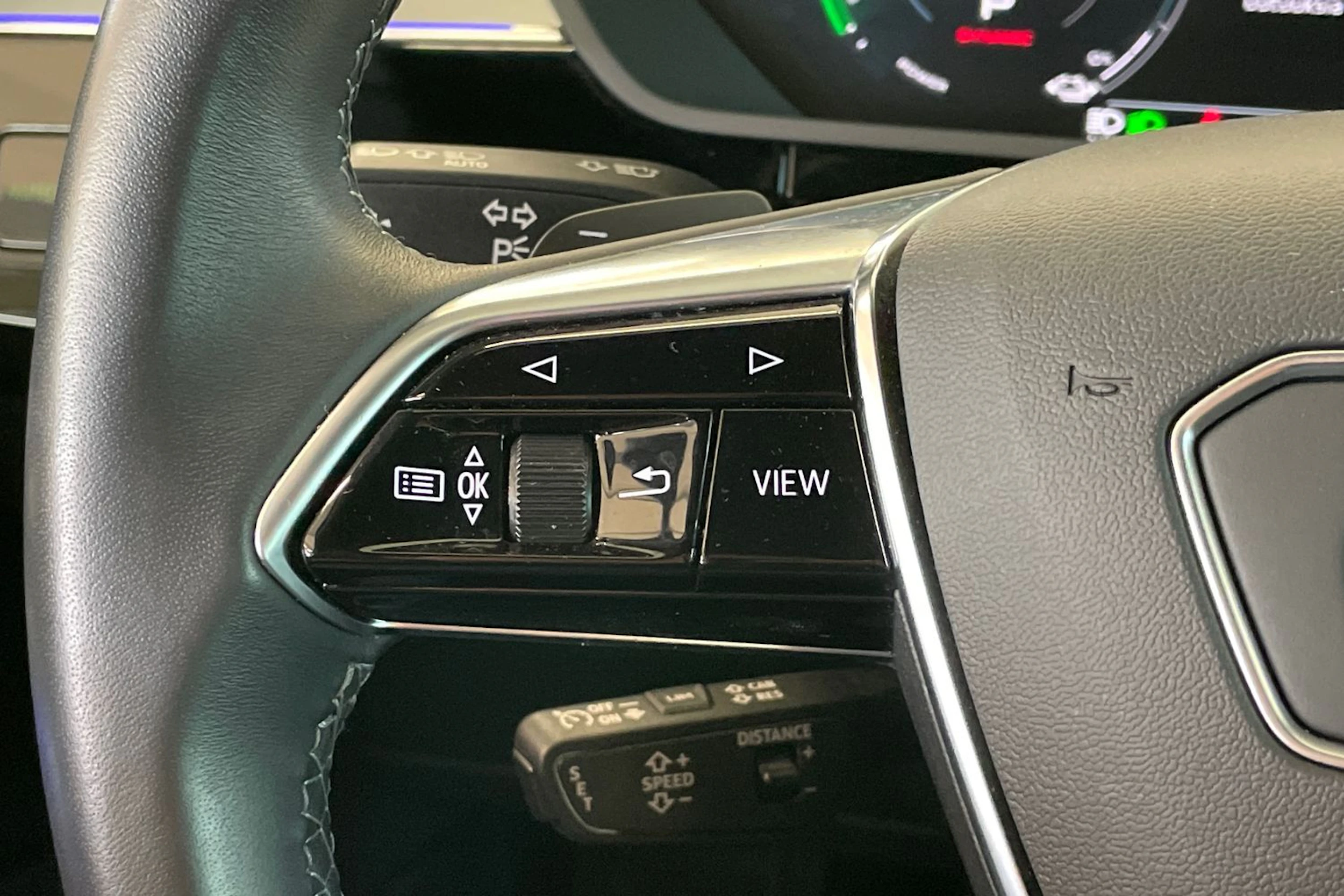 Harmaa Audi Q8 e-tron 2023 kuva 17.