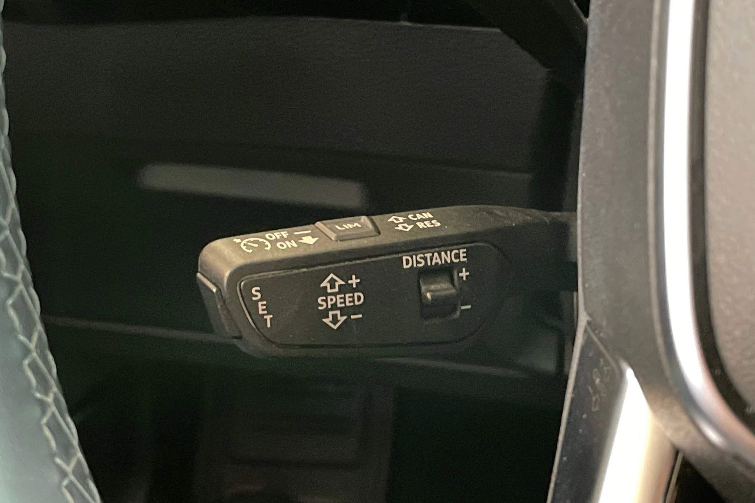 Harmaa Audi Q8 e-tron 2023 kuva 18.