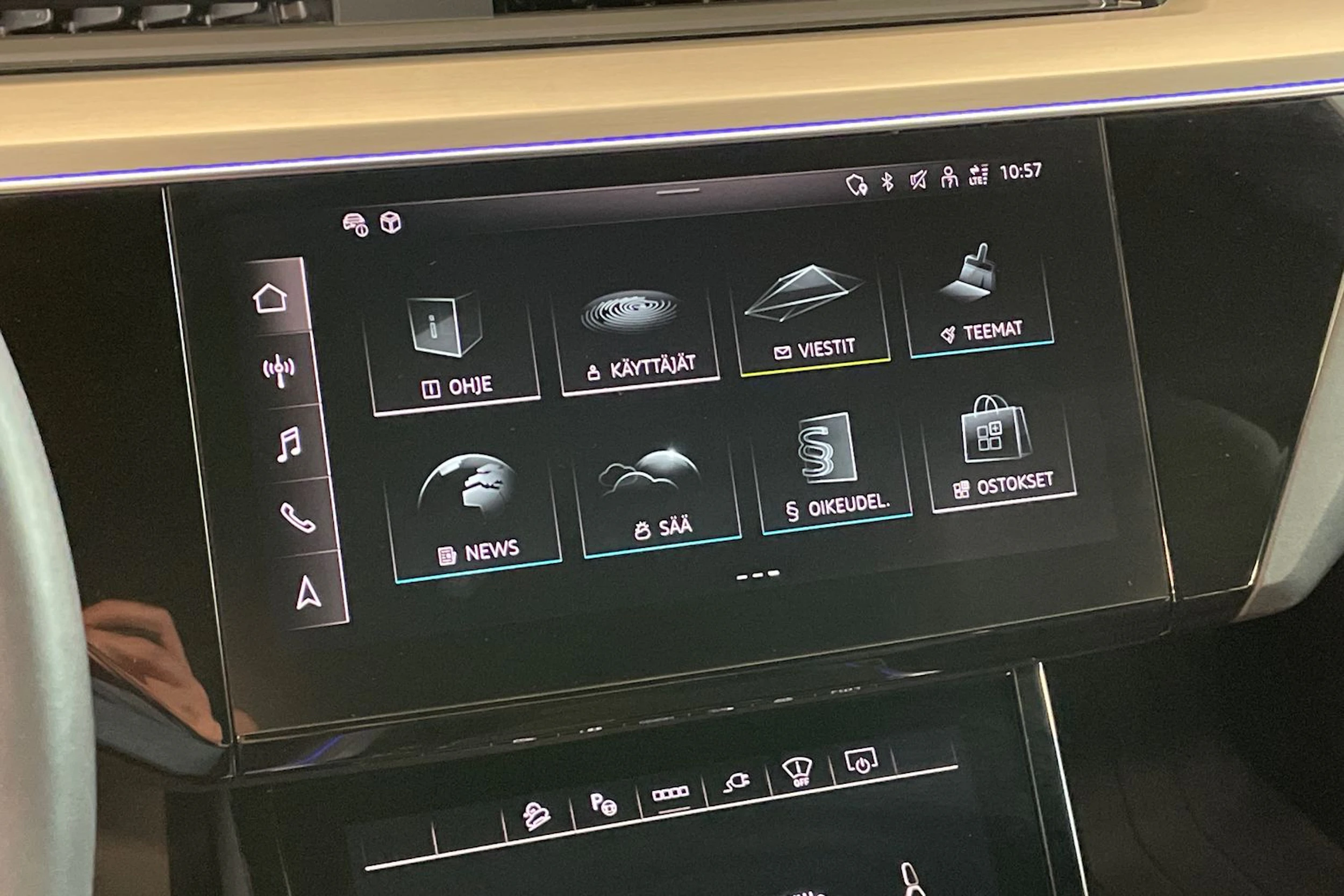 Harmaa Audi Q8 e-tron 2023 kuva 19.