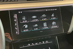 Harmaa Audi Q8 e-tron 2023 kuva 19.