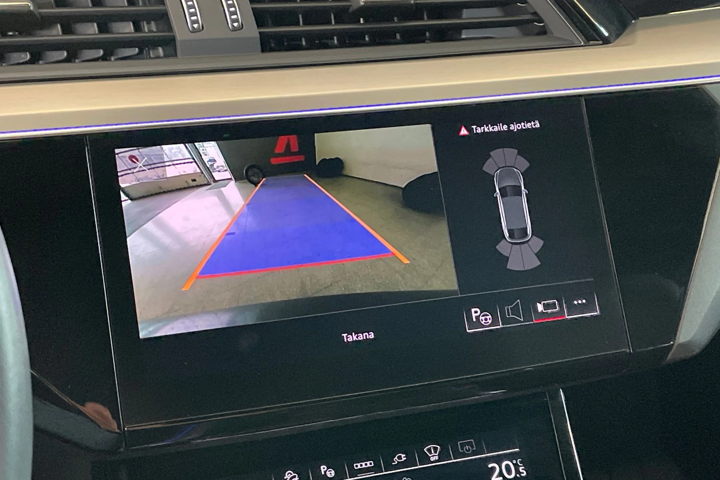 Harmaa Audi Q8 e-tron 2023 kuva 21.