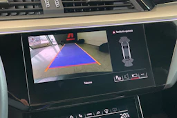 Harmaa Audi Q8 e-tron 2023 kuva 21.