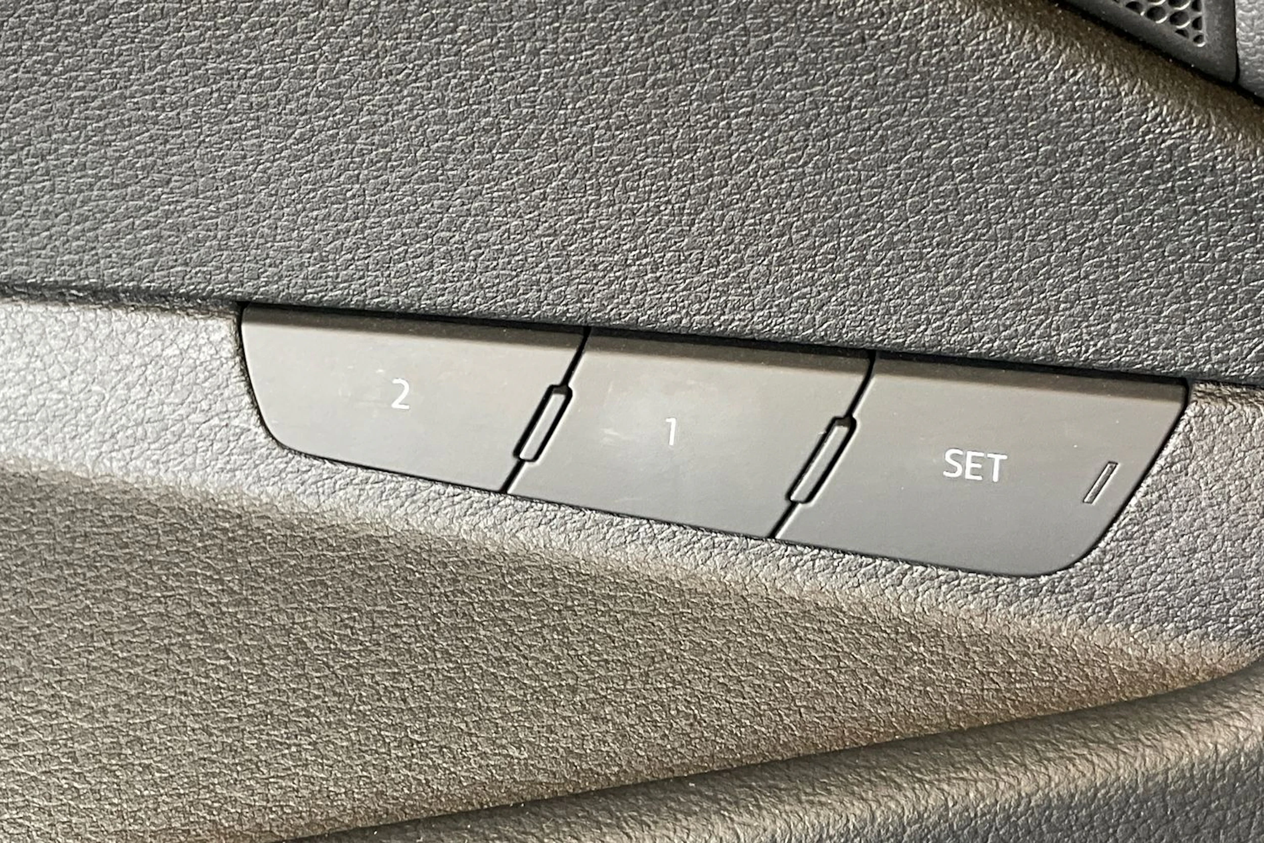 Harmaa Audi Q8 e-tron 2023 kuva 23.