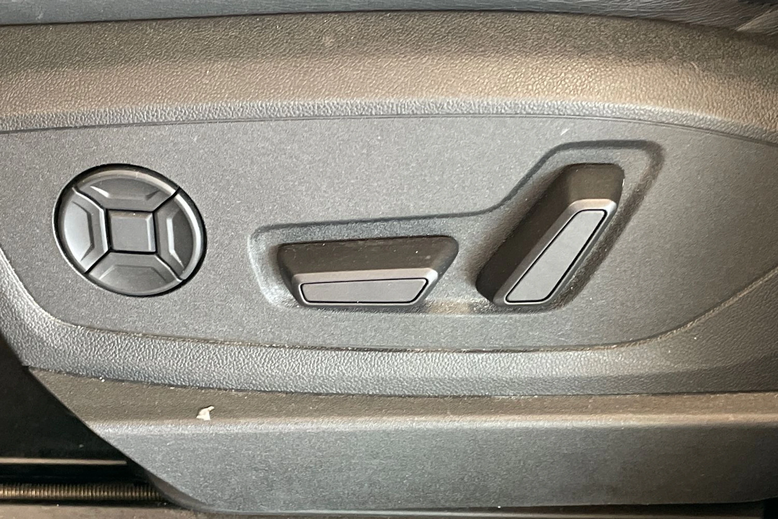 Harmaa Audi Q8 e-tron 2023 kuva 24.