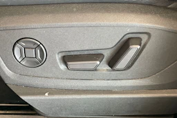Harmaa Audi Q8 e-tron 2023 kuva 24.