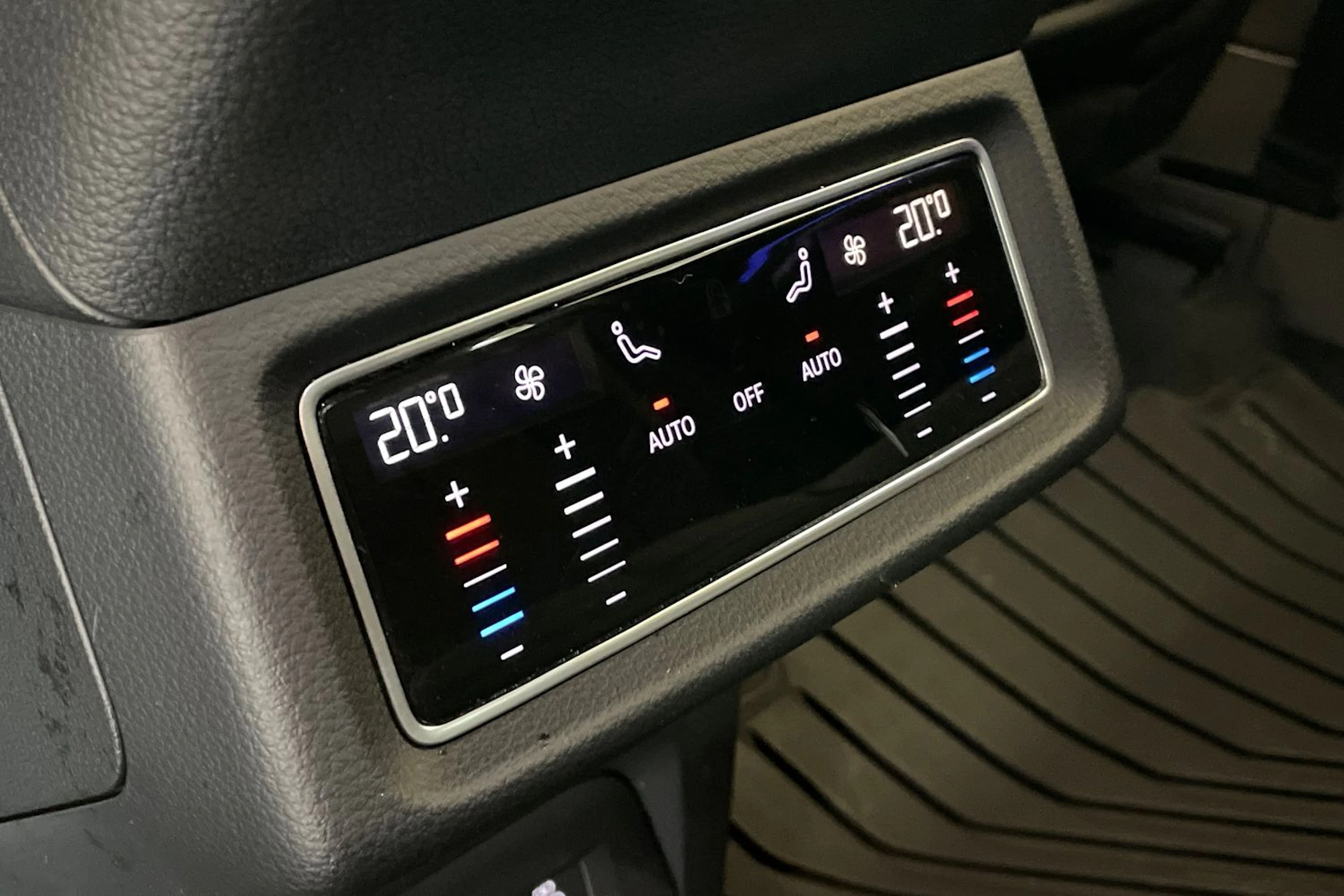 Harmaa Audi Q8 e-tron 2023 kuva 25.