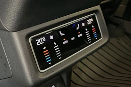 Harmaa Audi Q8 e-tron 2023 kuva 25.