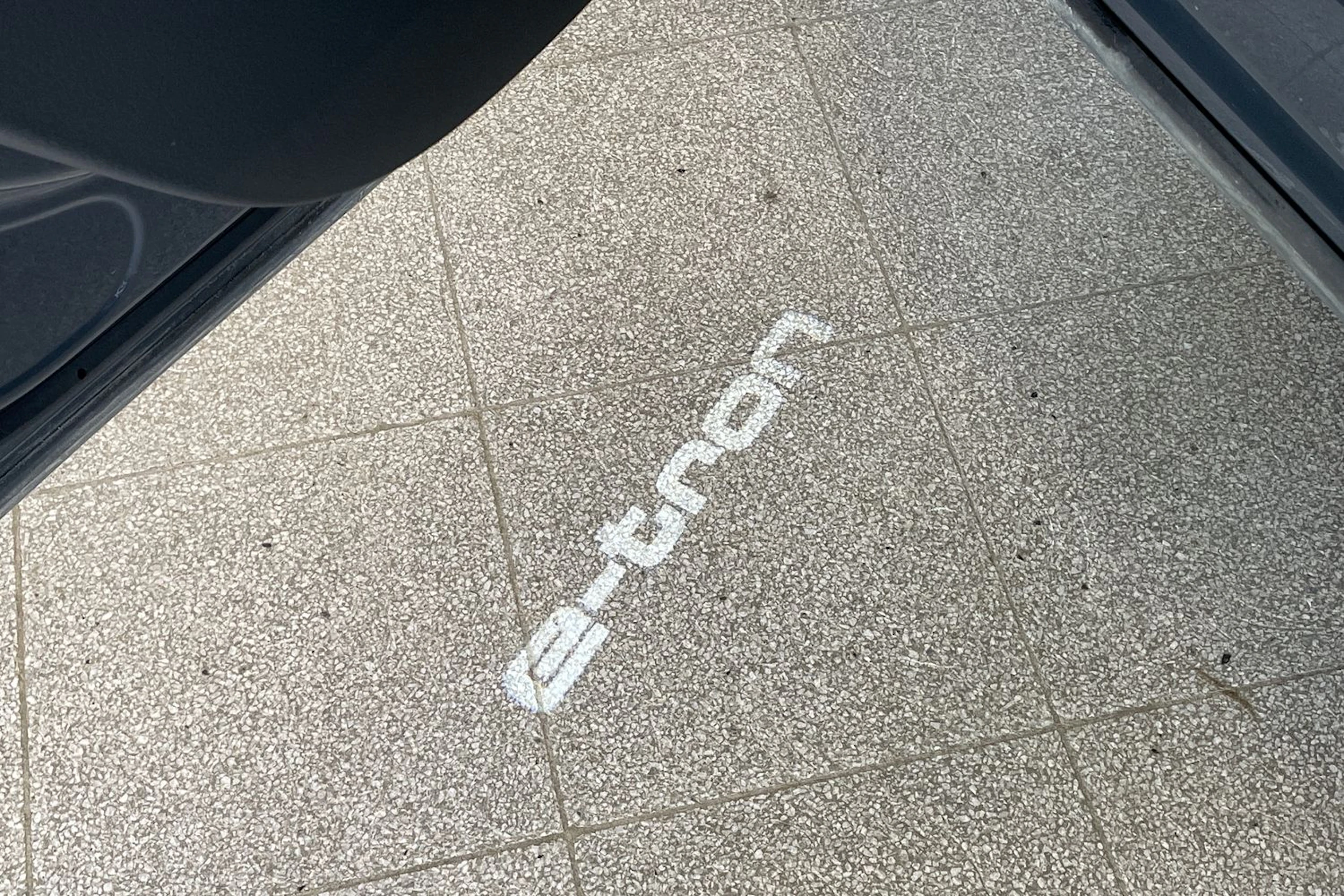 Harmaa Audi Q8 e-tron 2023 kuva 26.