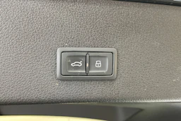 Harmaa Audi Q8 e-tron 2023 kuva 28.