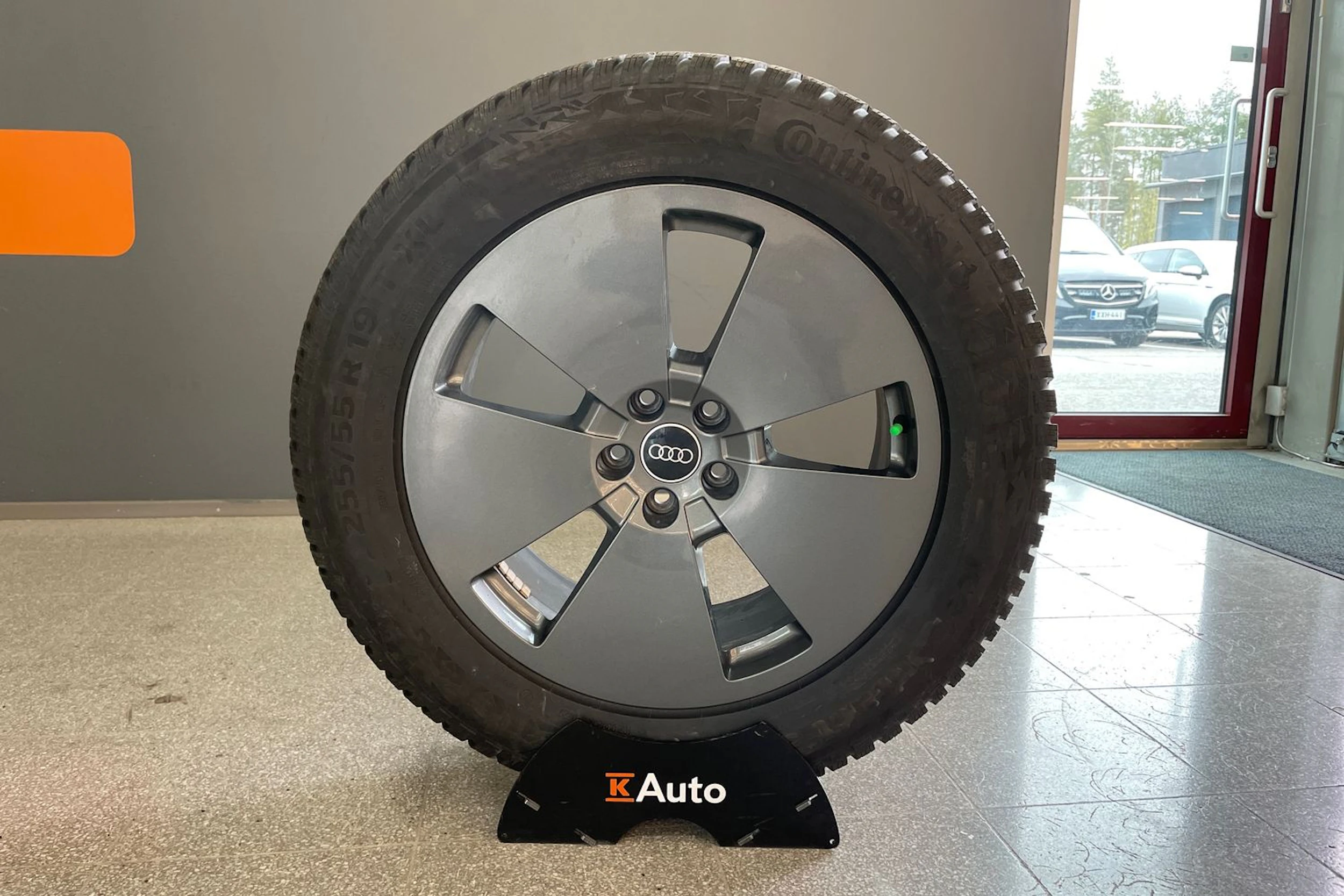 Harmaa Audi Q8 e-tron 2023 kuva 29.