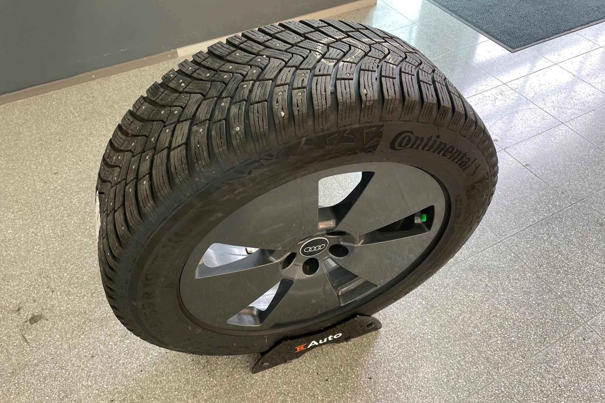Harmaa Audi Q8 e-tron 2023 kuva 30.