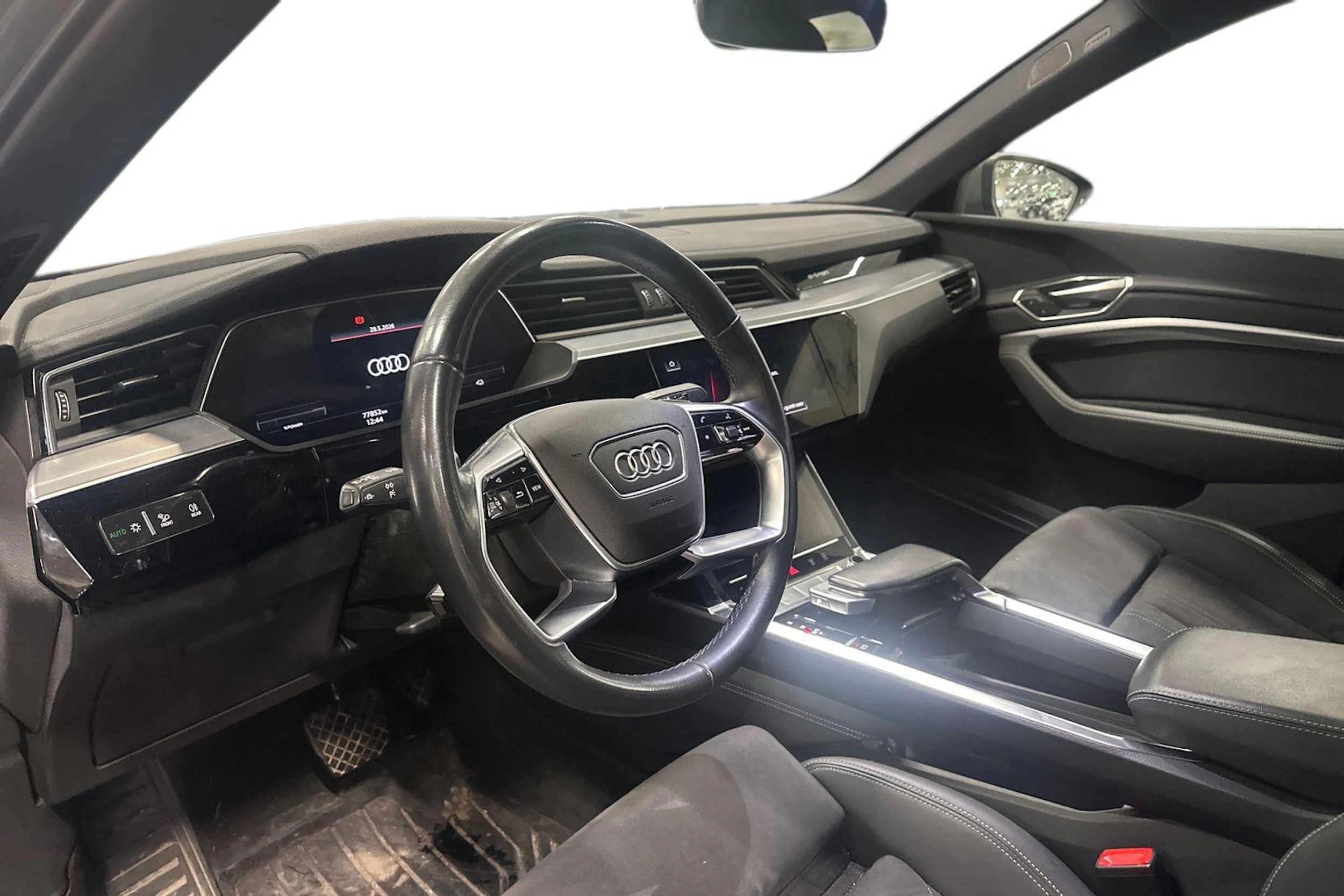 Harmaa Audi Q8 e-tron 2023 kuva 3.