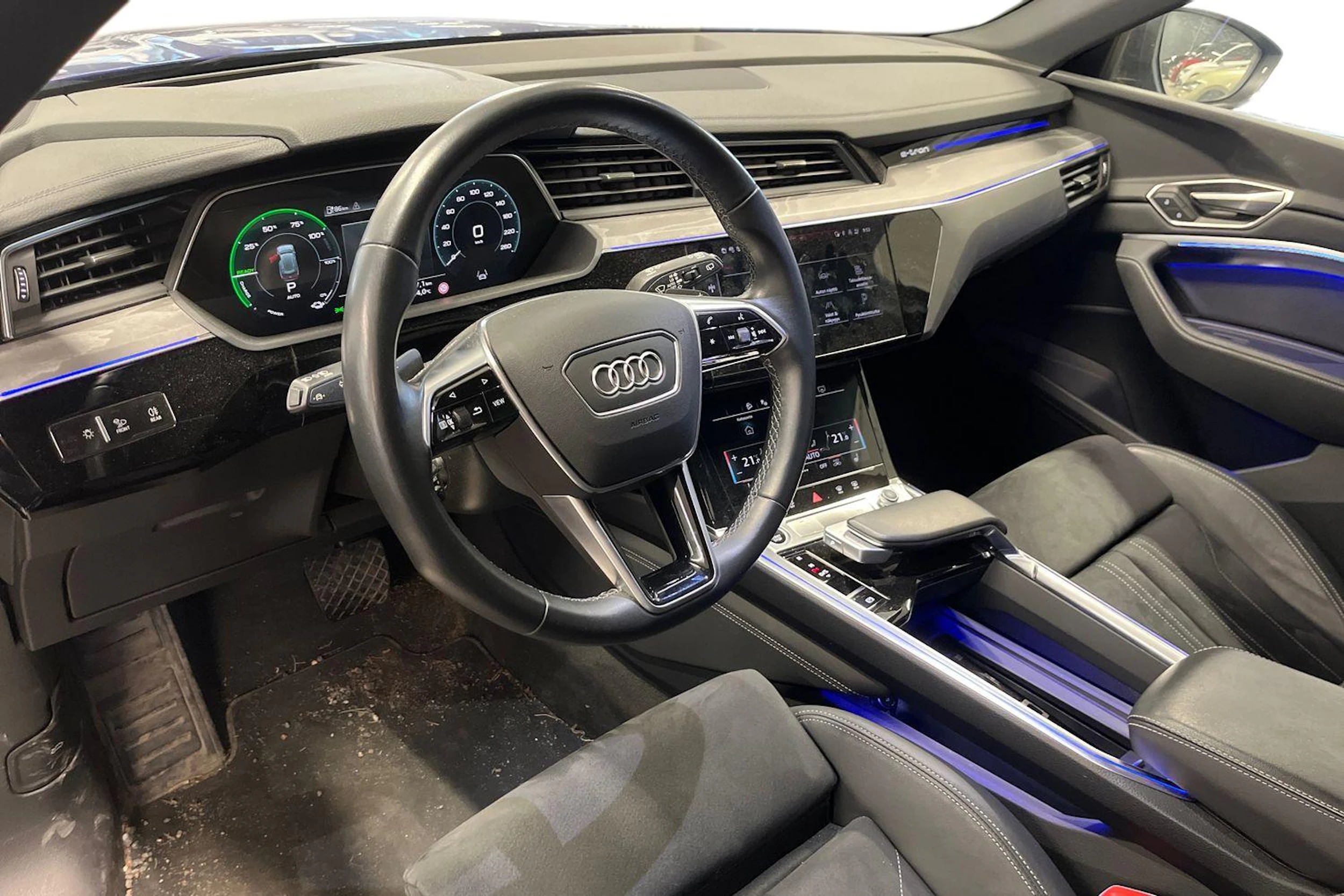 sininen Audi Q8 e-tron 2023 kuva 3.