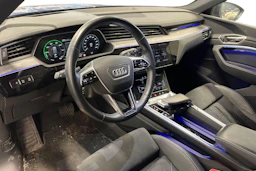 sininen Audi Q8 e-tron 2023 kuva 3.