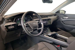 harmaa Audi Q8 e-tron 2023 kuva 6.