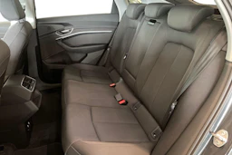 harmaa Audi Q8 e-tron 2023 kuva 8.