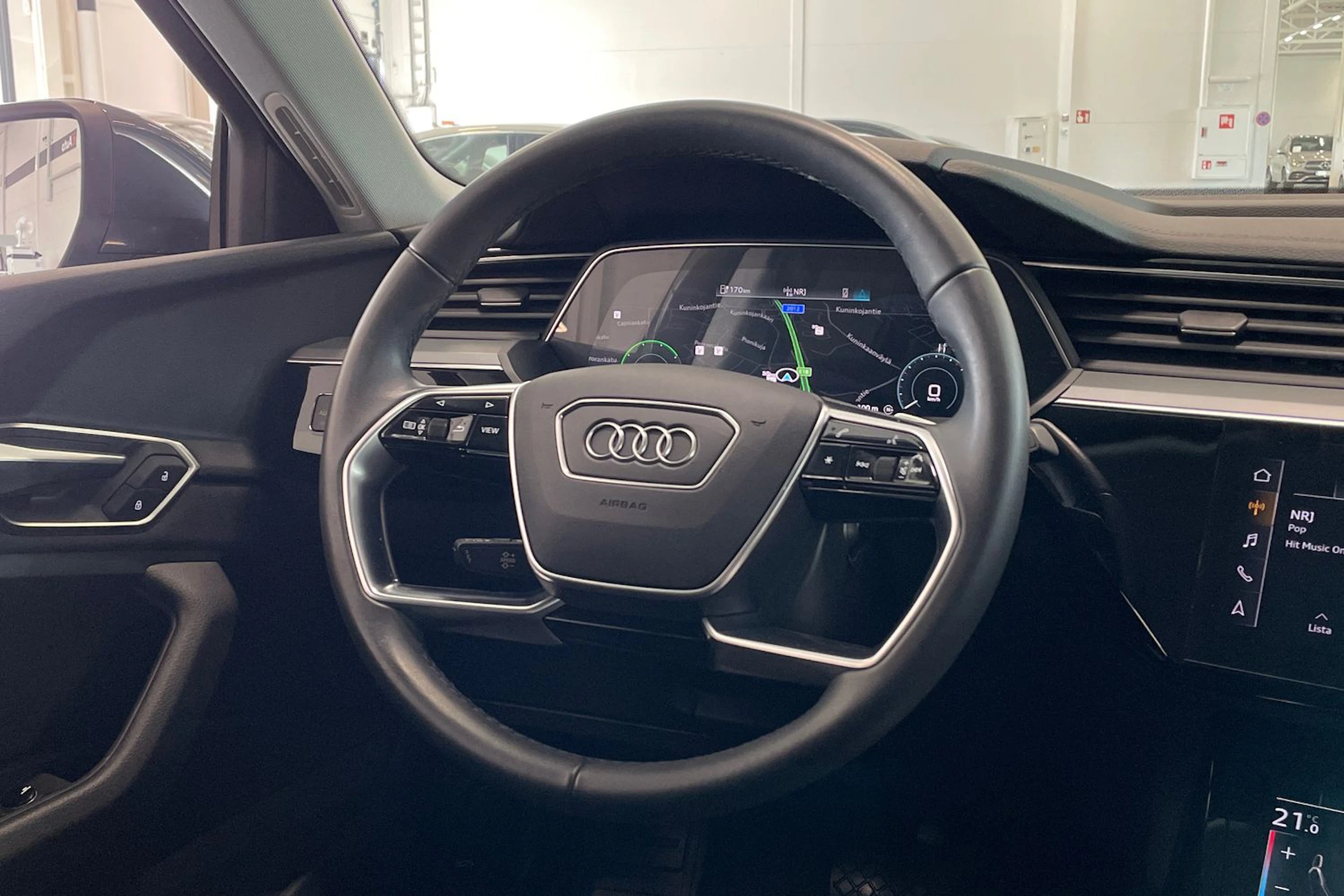 harmaa Audi Q8 e-tron 2023 kuva 12.