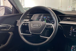 harmaa Audi Q8 e-tron 2023 kuva 12.