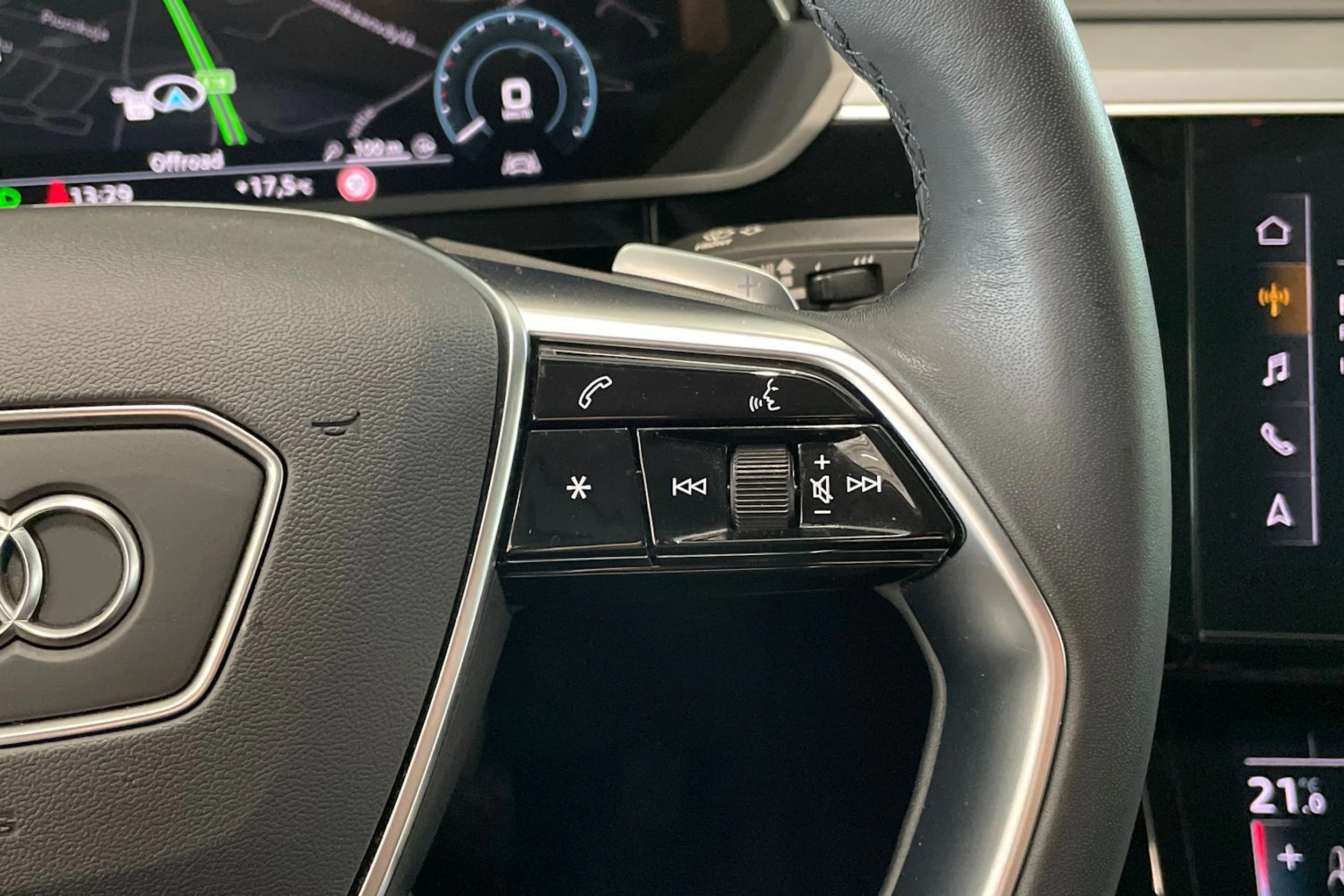 harmaa Audi Q8 e-tron 2023 kuva 14.