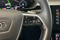 harmaa Audi Q8 e-tron 2023 kuva 14.