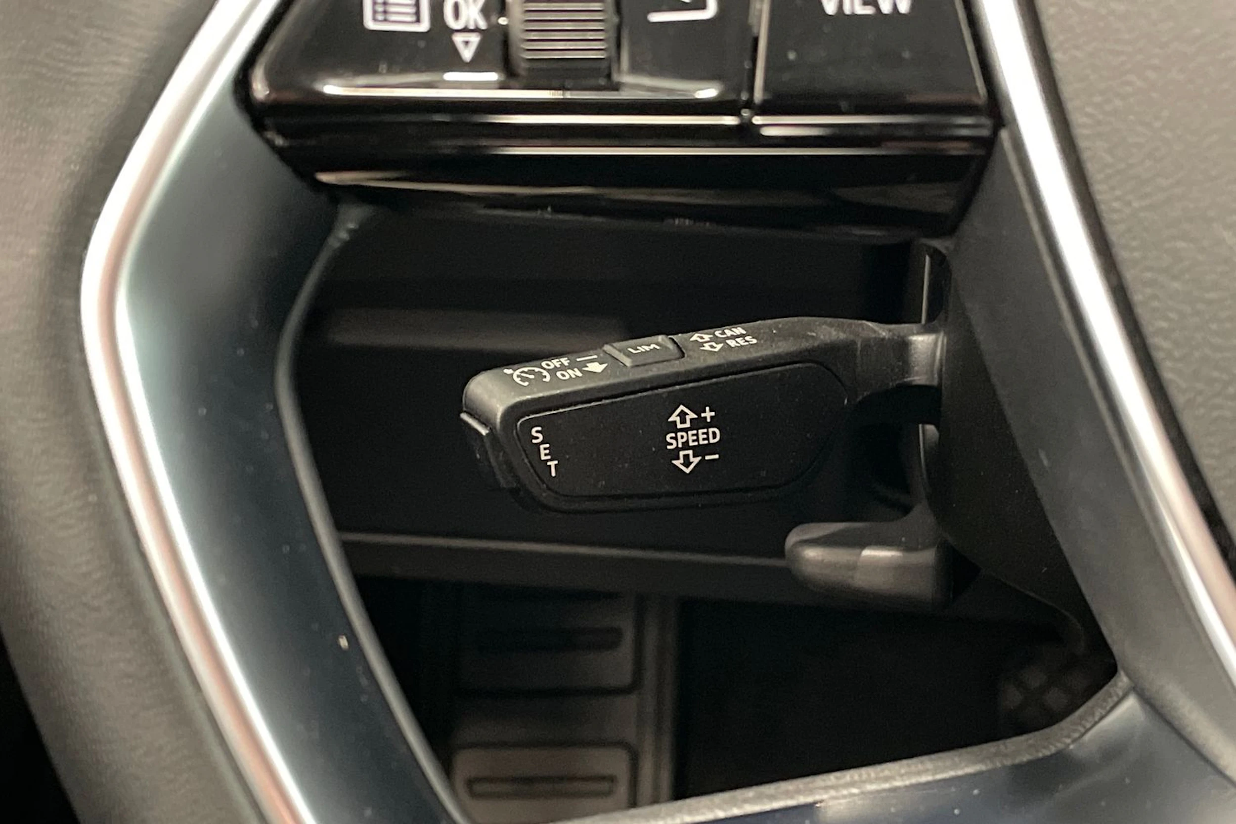harmaa Audi Q8 e-tron 2023 kuva 16.