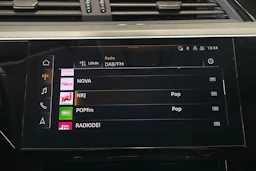 harmaa Audi Q8 e-tron 2023 kuva 17.