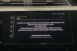 harmaa Audi Q8 e-tron 2023 kuva 19.