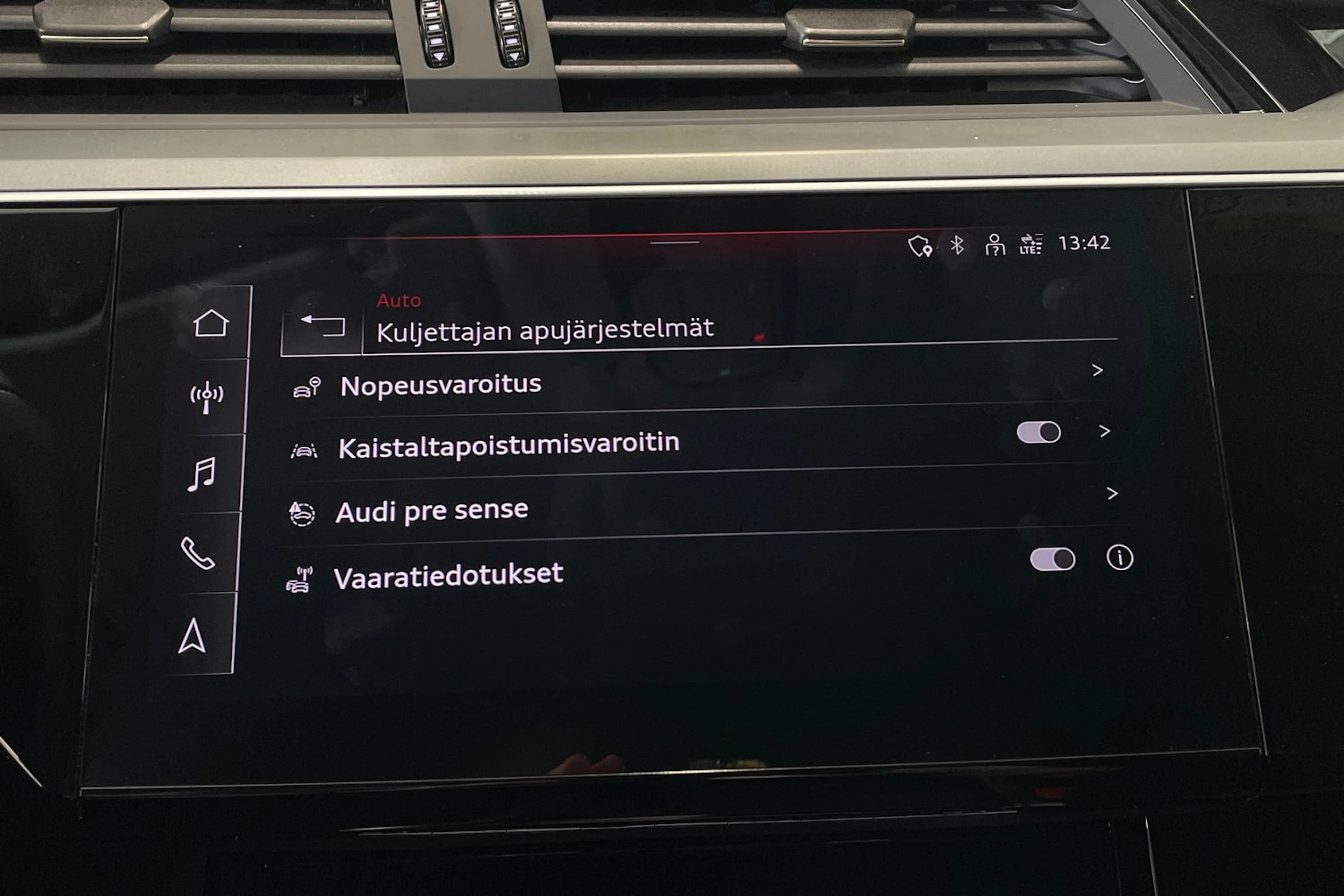 harmaa Audi Q8 e-tron 2023 kuva 20.