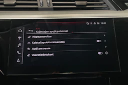 harmaa Audi Q8 e-tron 2023 kuva 20.
