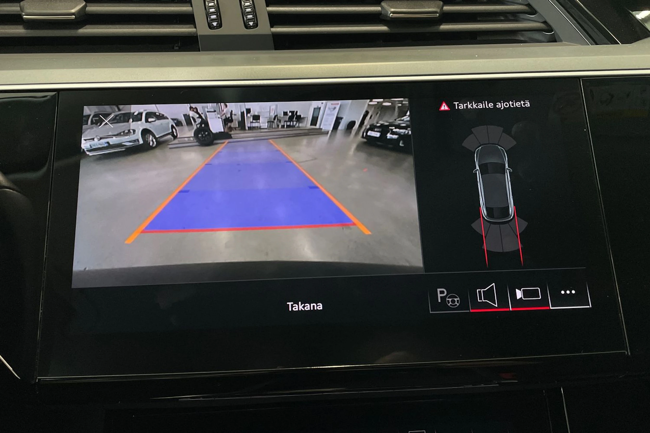 harmaa Audi Q8 e-tron 2023 kuva 23.