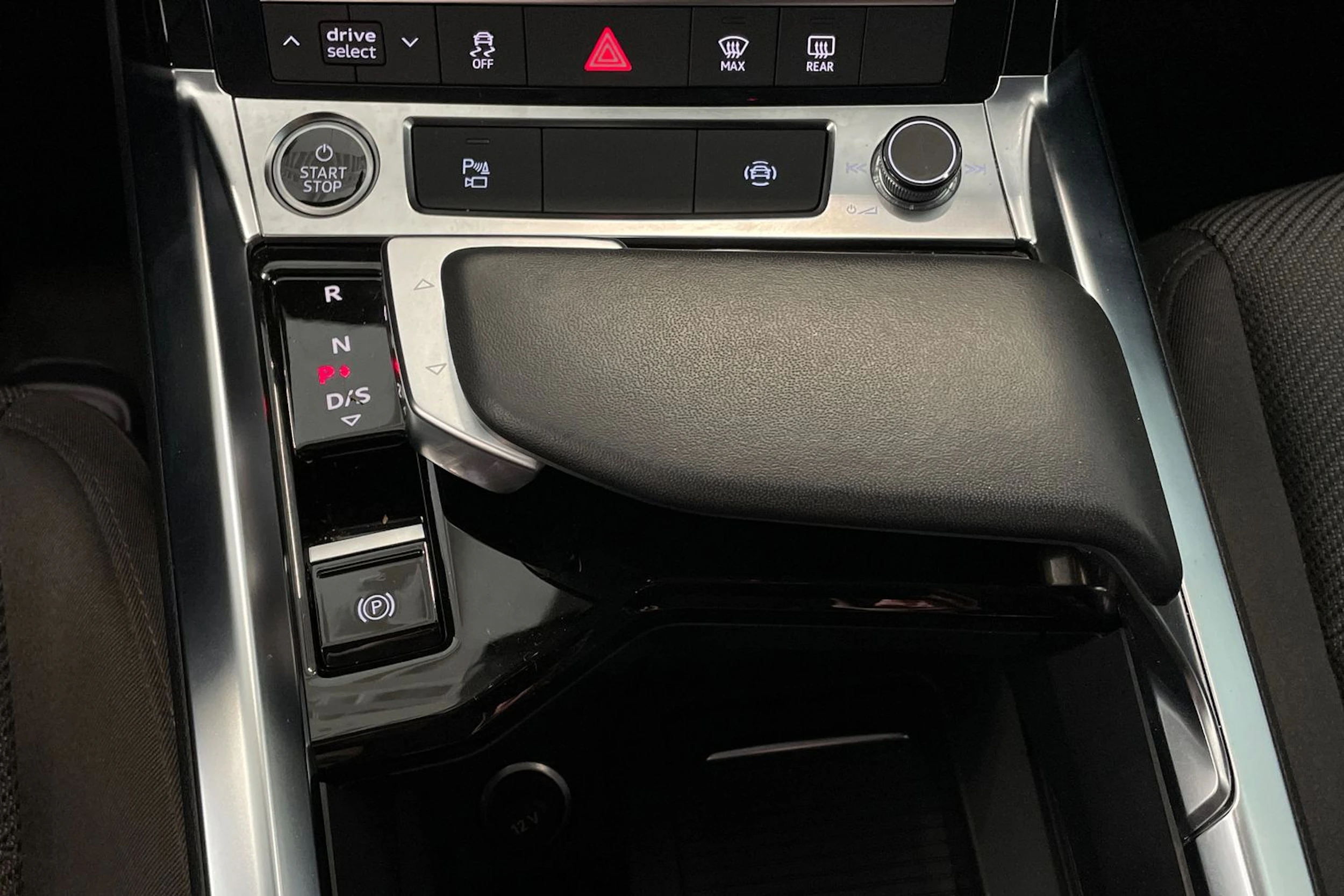 harmaa Audi Q8 e-tron 2023 kuva 25.