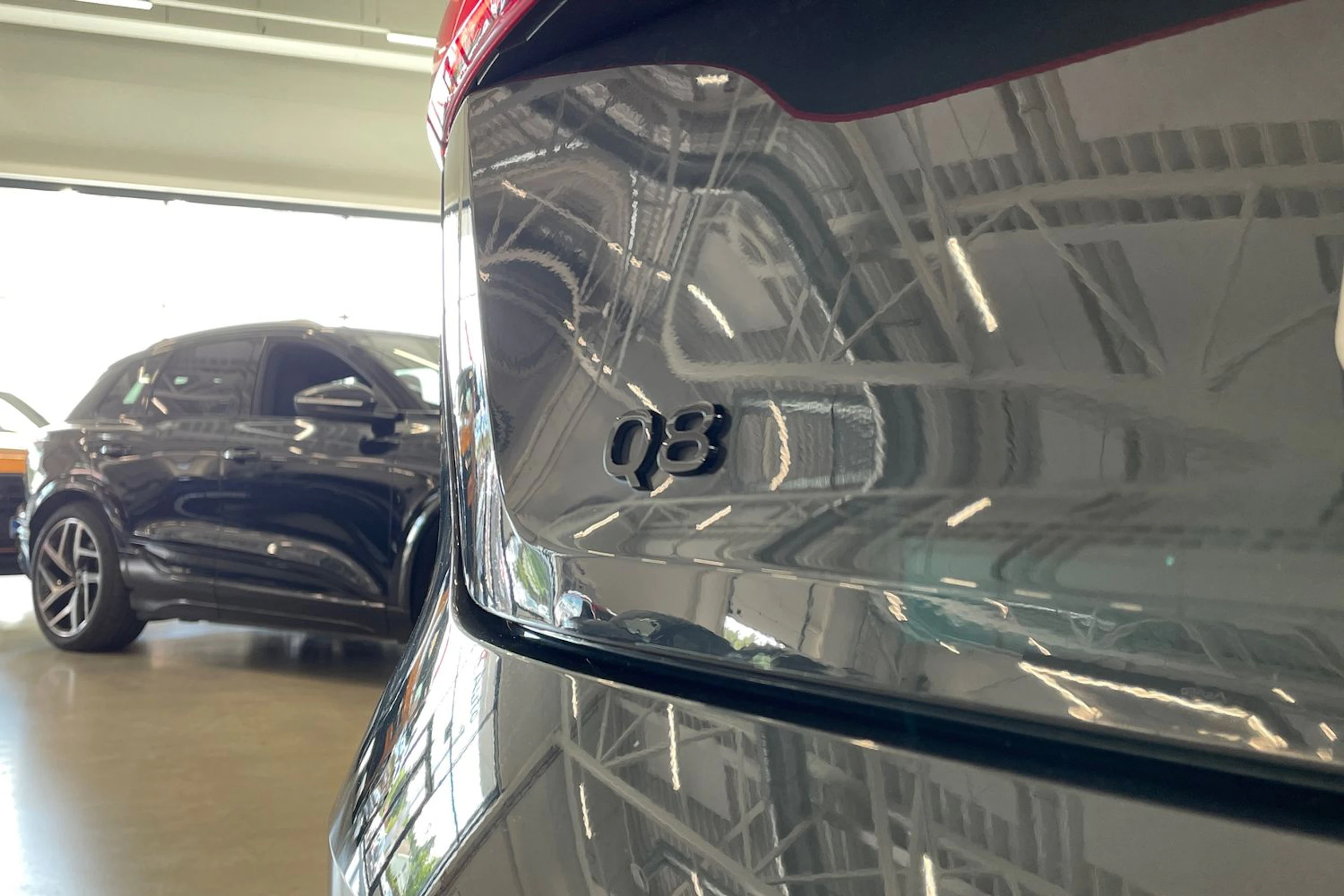 harmaa Audi Q8 e-tron 2023 kuva 30.