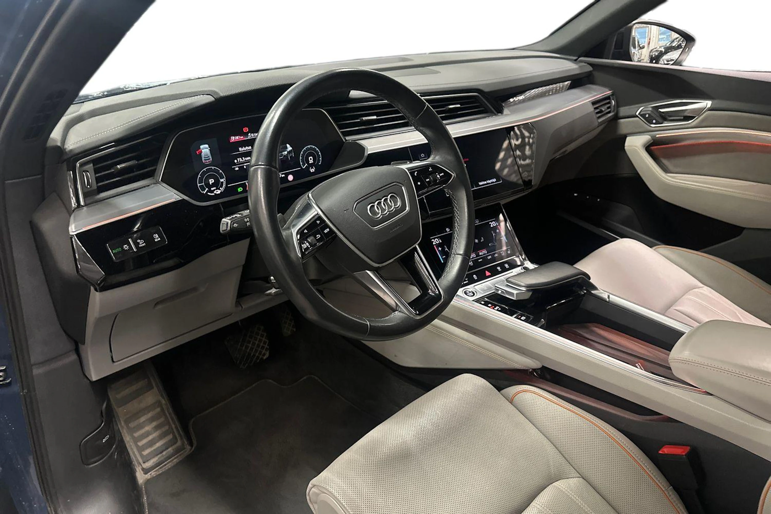 Sininen Audi Q8 e-tron 2023 kuva 3.