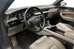 Sininen Audi Q8 e-tron 2023 kuva 3.