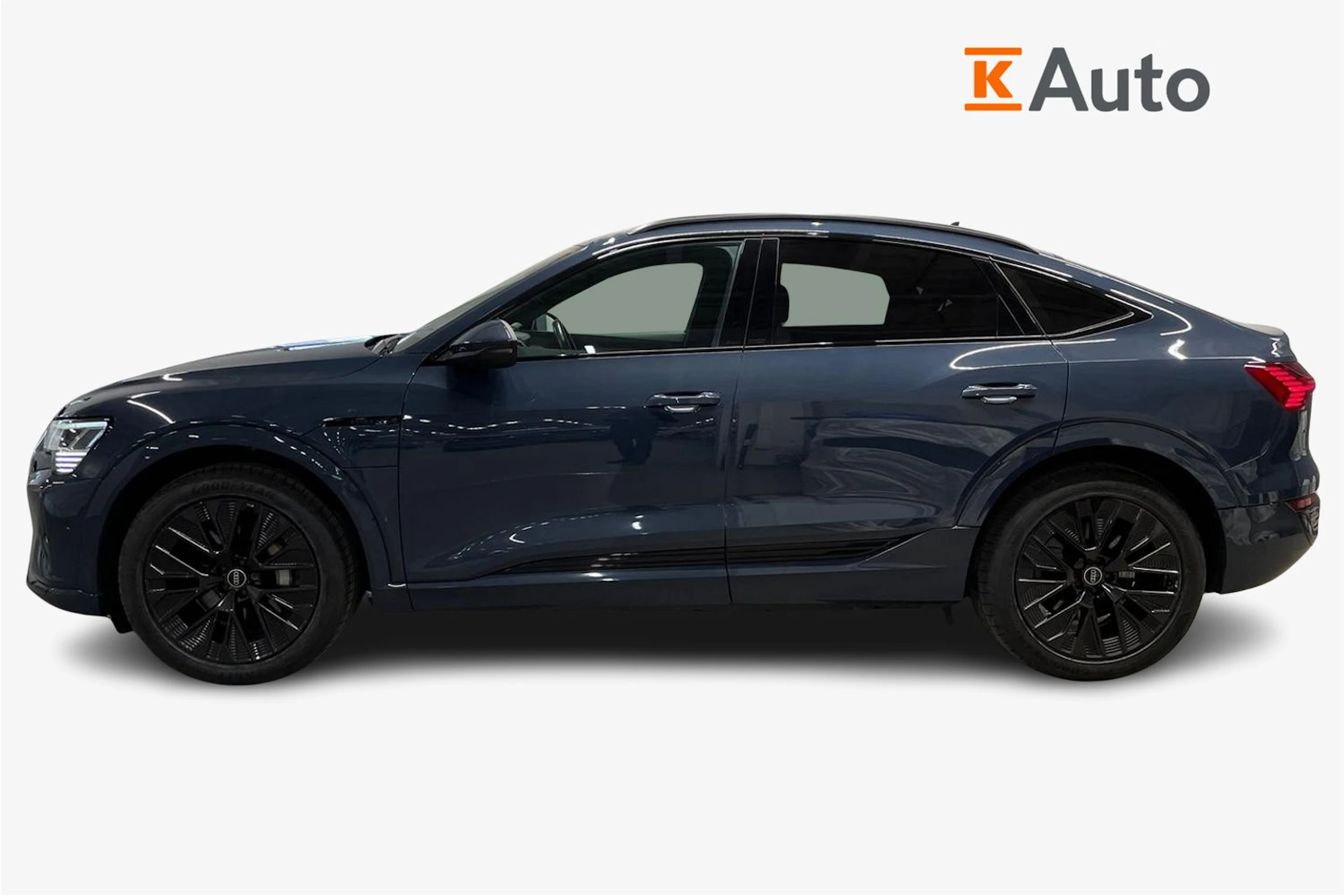 Sininen Audi Q8 e-tron 2023 kuva 7.