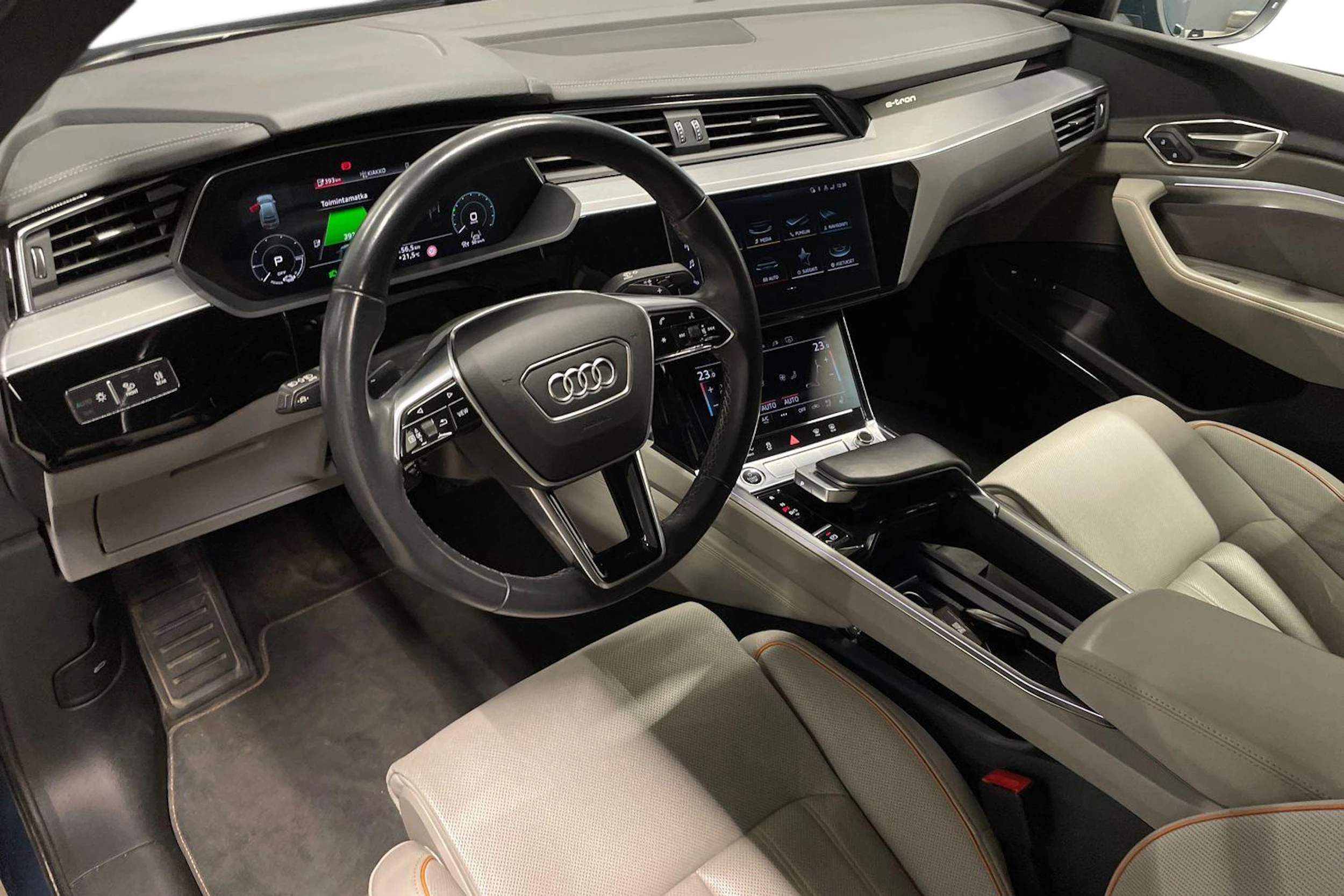 Sininen Audi Q8 e-tron 2023 kuva 8.