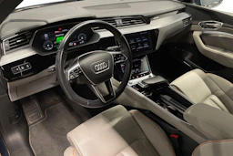 Sininen Audi Q8 e-tron 2023 kuva 8.