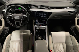 Sininen Audi Q8 e-tron 2023 kuva 9.