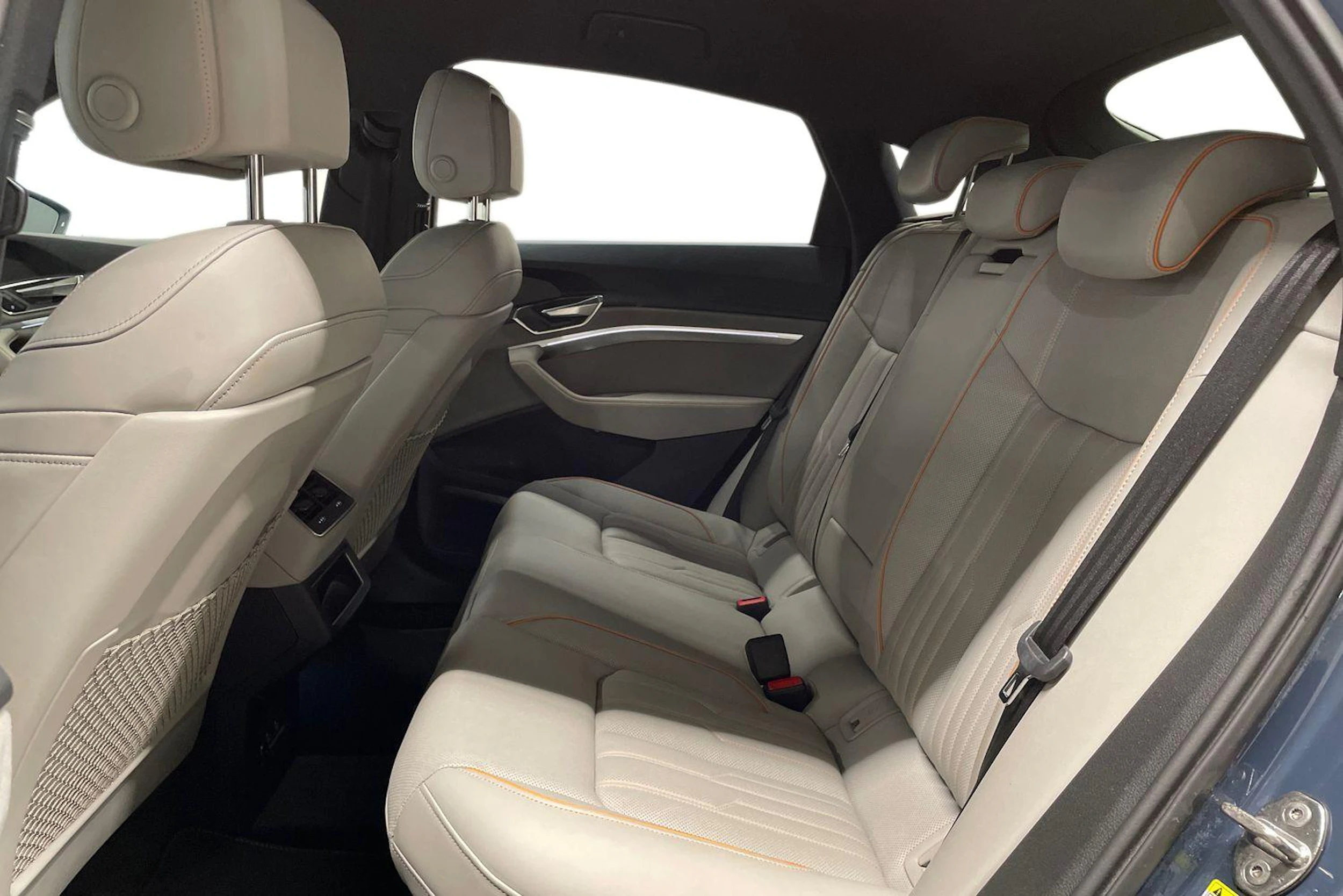 Sininen Audi Q8 e-tron 2023 kuva 11.