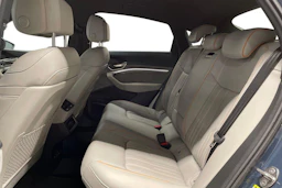 Sininen Audi Q8 e-tron 2023 kuva 11.