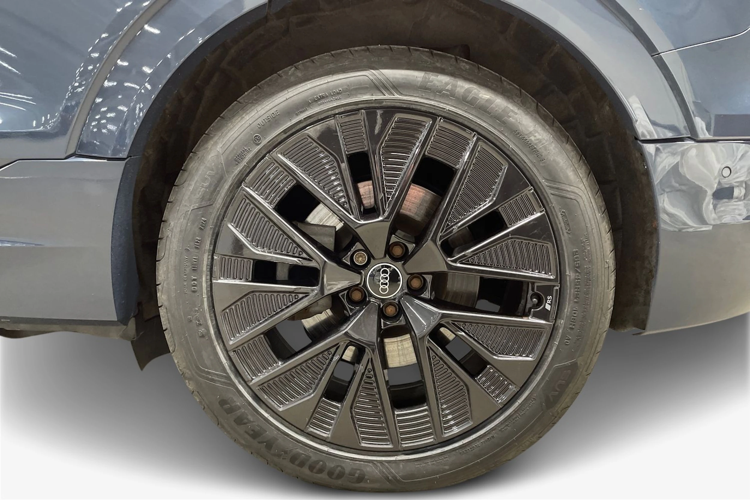 Sininen Audi Q8 e-tron 2023 kuva 12.