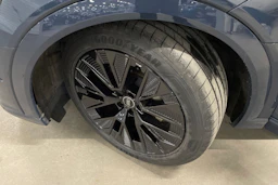 Sininen Audi Q8 e-tron 2023 kuva 13.