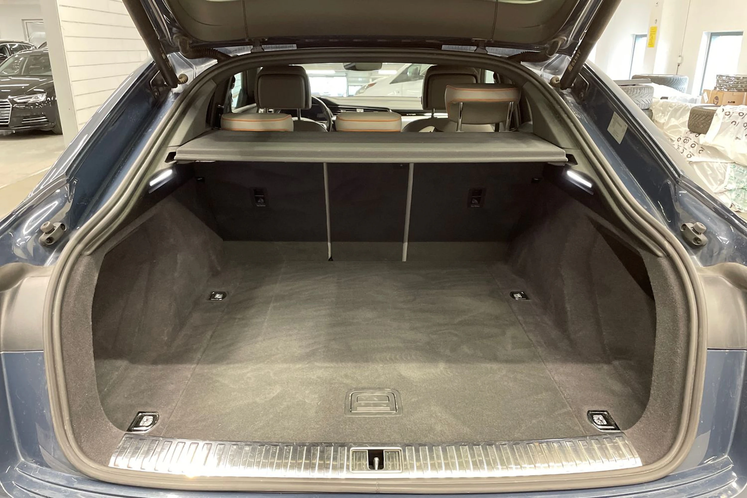 Sininen Audi Q8 e-tron 2023 kuva 15.