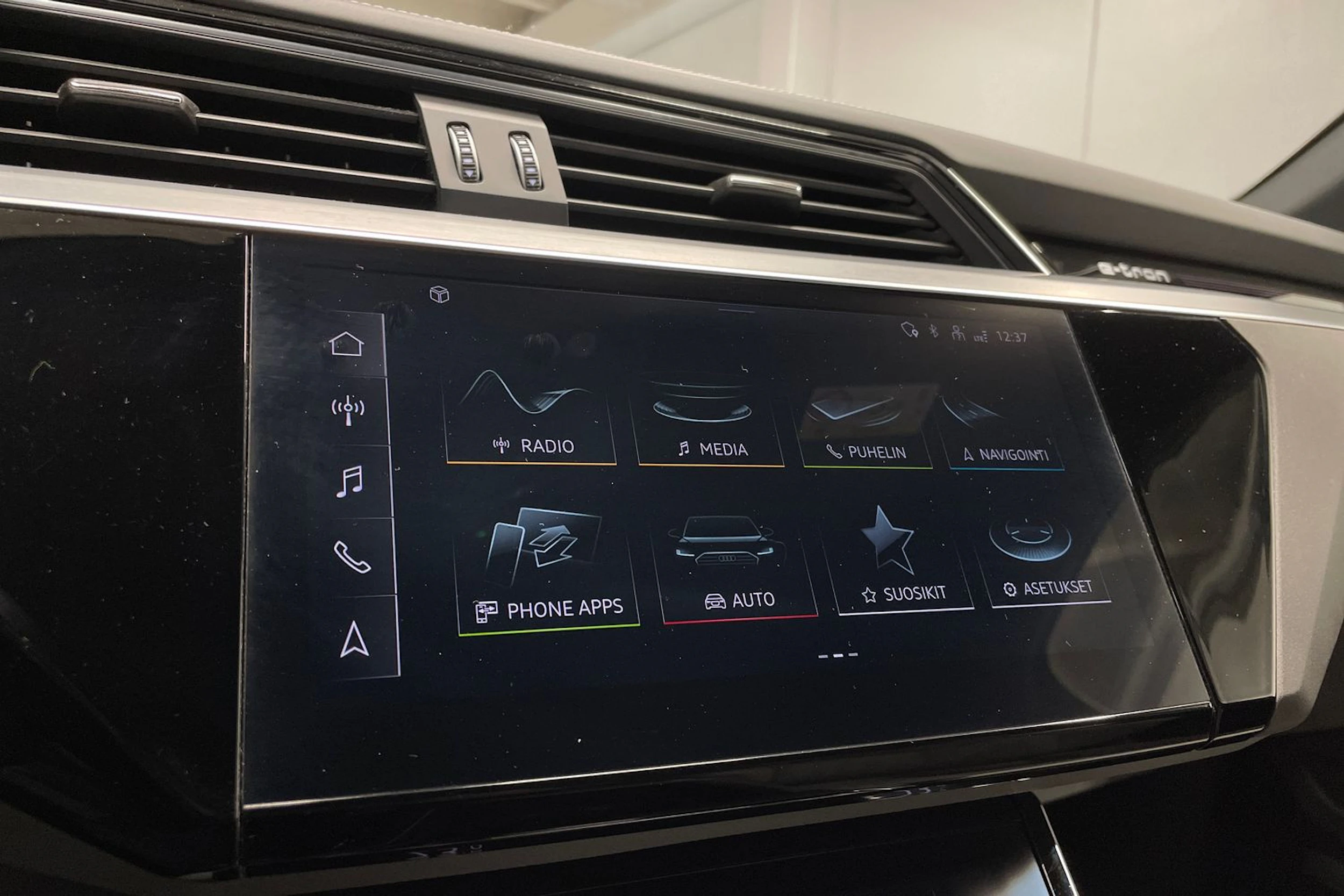 Sininen Audi Q8 e-tron 2023 kuva 17.