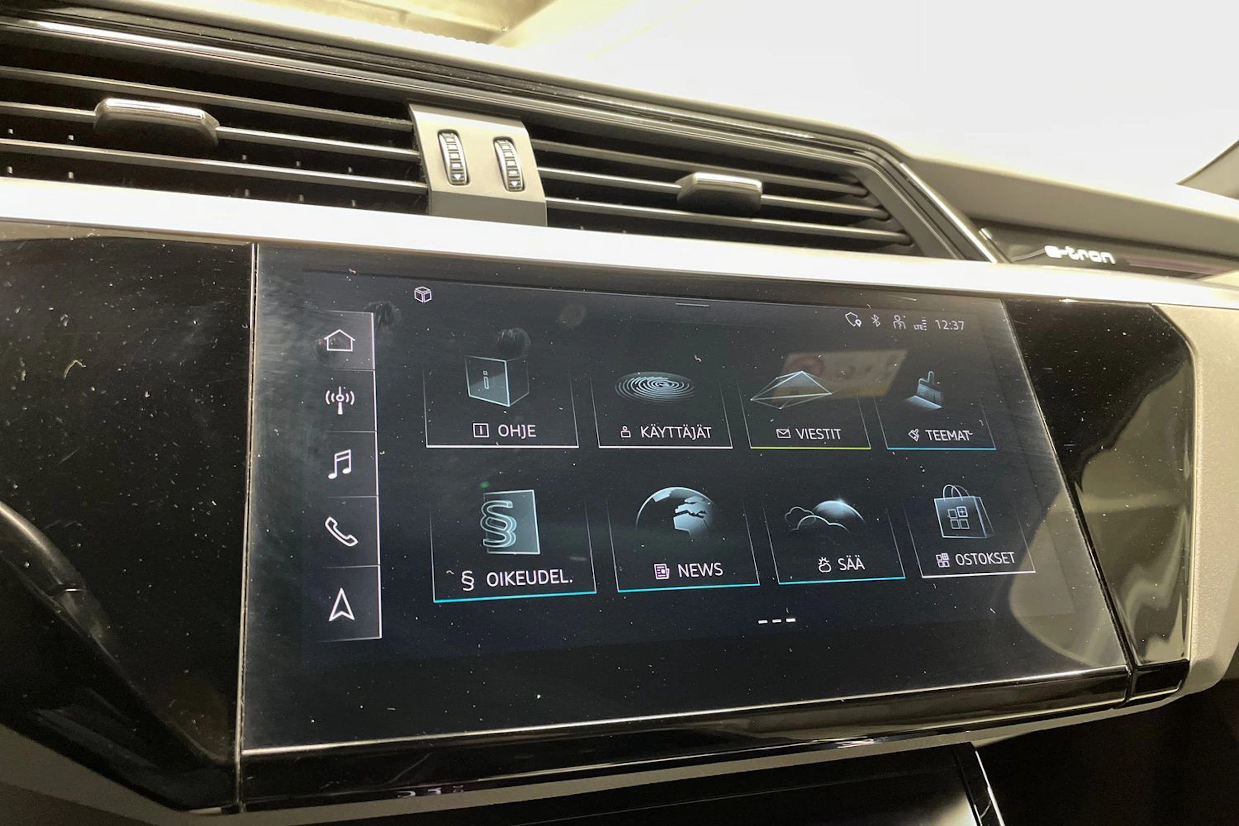 Sininen Audi Q8 e-tron 2023 kuva 18.