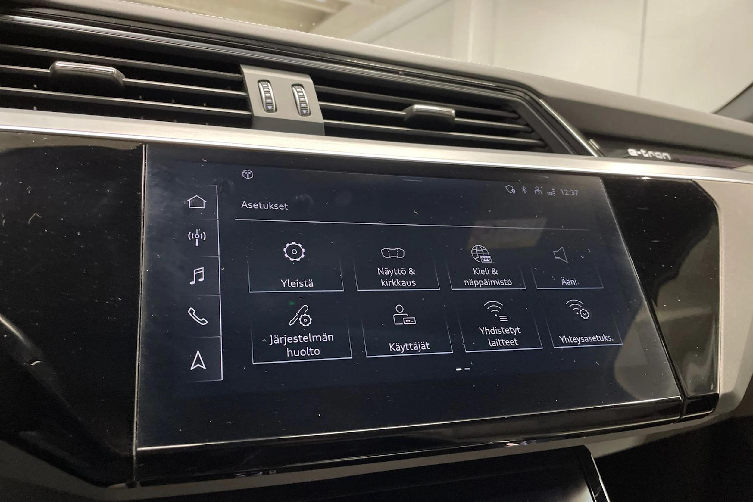 Sininen Audi Q8 e-tron 2023 kuva 19.