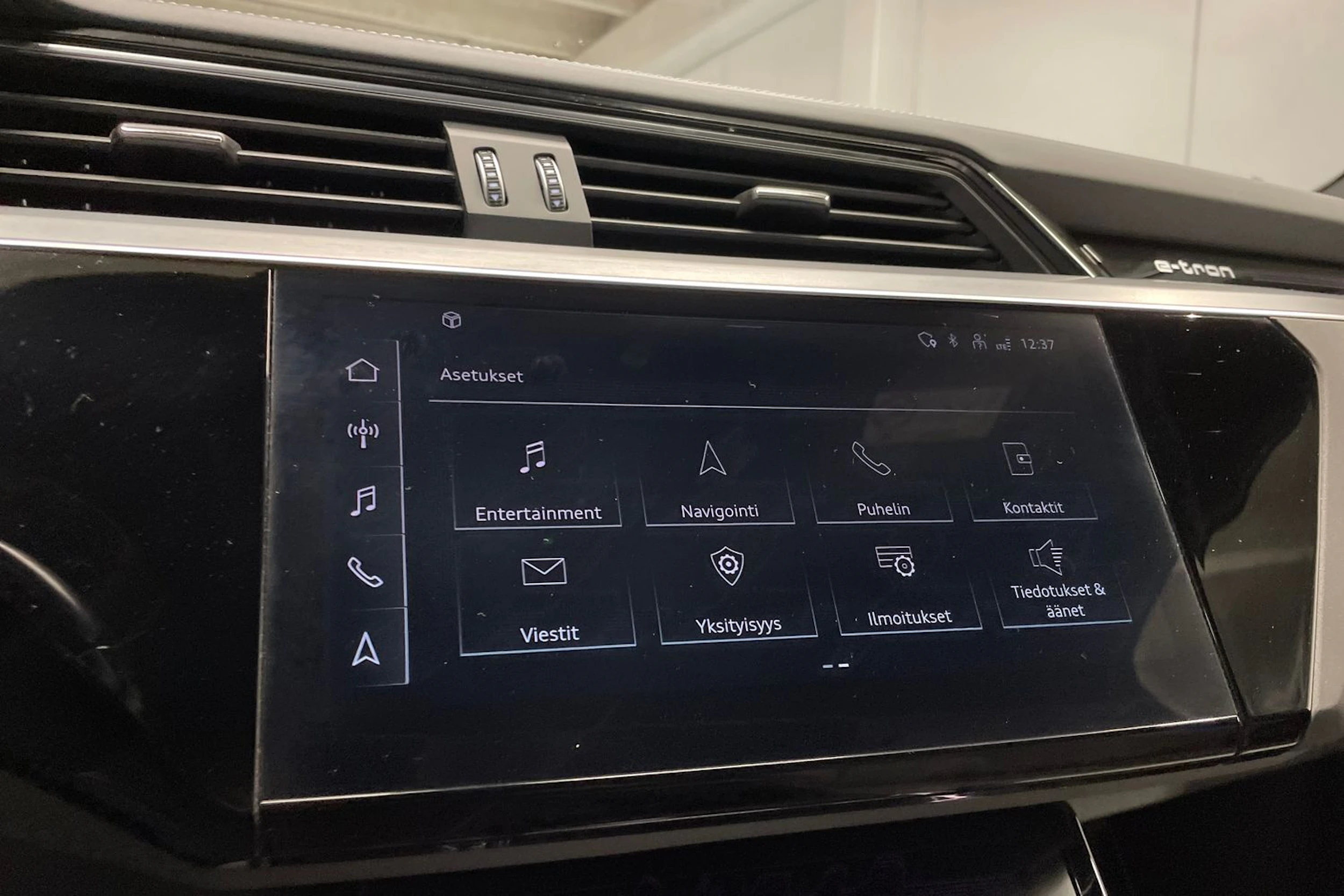 Sininen Audi Q8 e-tron 2023 kuva 20.