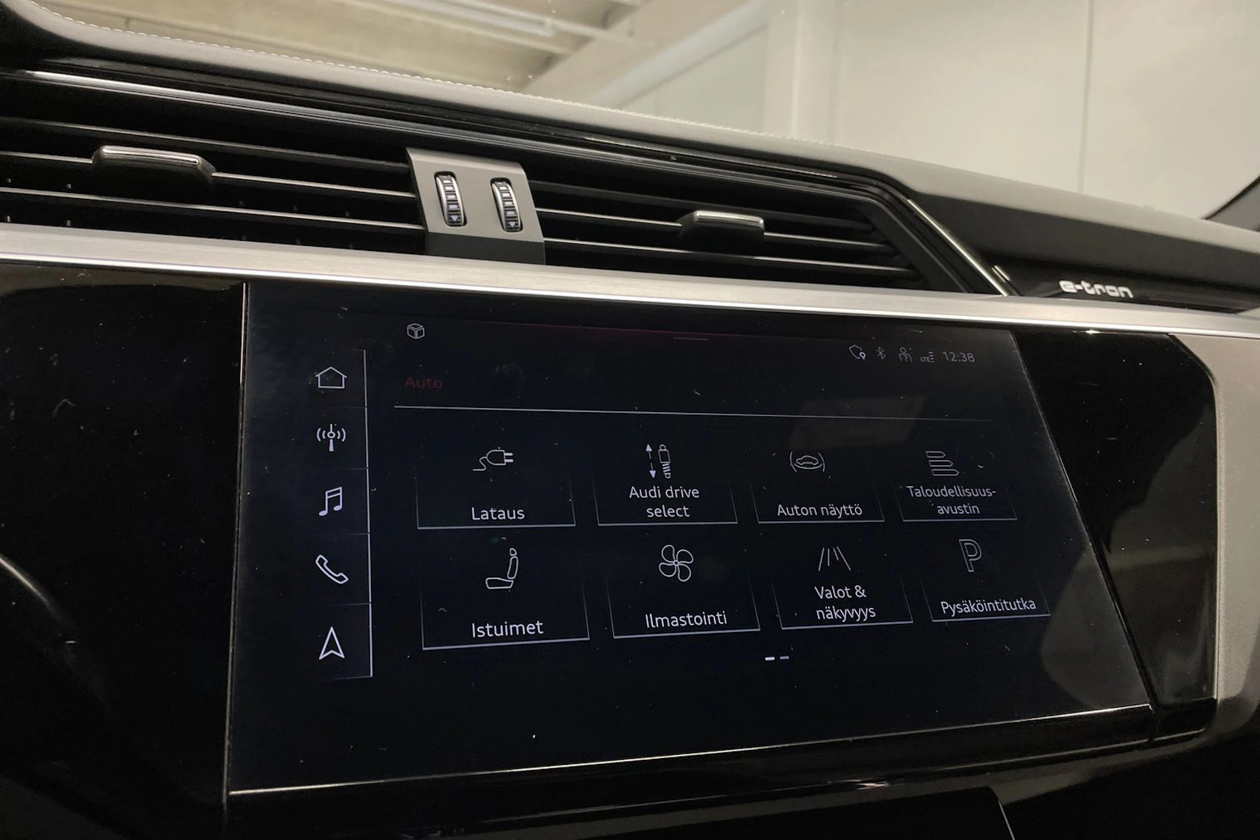 Sininen Audi Q8 e-tron 2023 kuva 21.