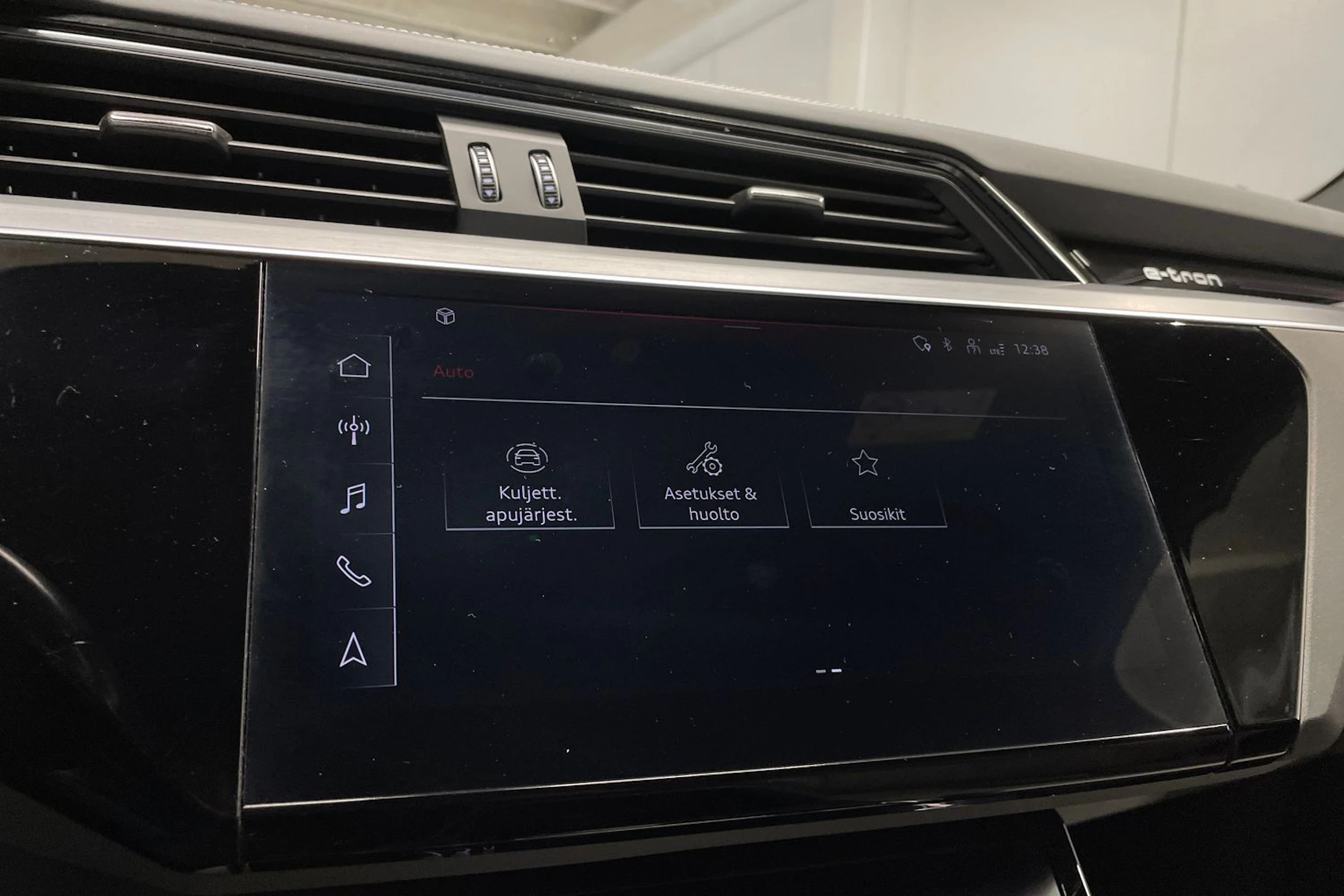 Sininen Audi Q8 e-tron 2023 kuva 22.