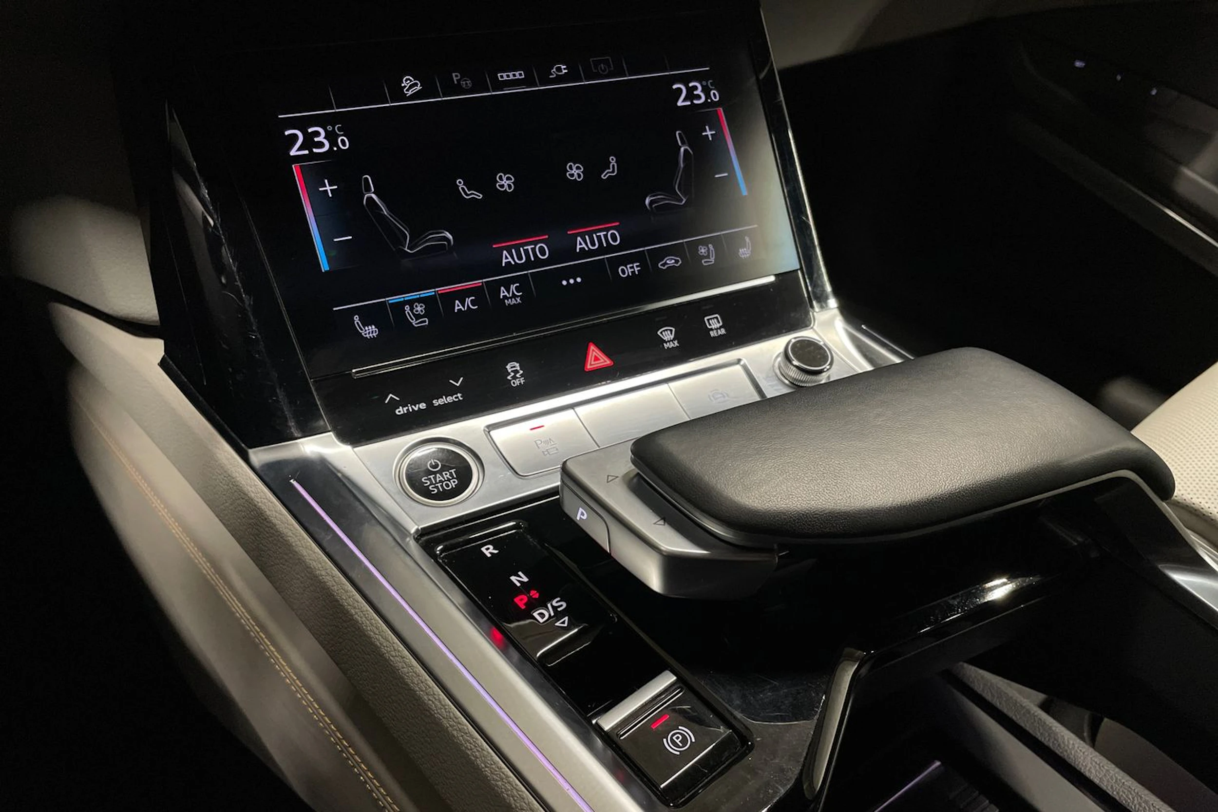 Sininen Audi Q8 e-tron 2023 kuva 25.